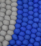 Pyöreä matto huovutetuilla villapalloilla